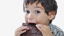 Lille dreng spiser chokolade